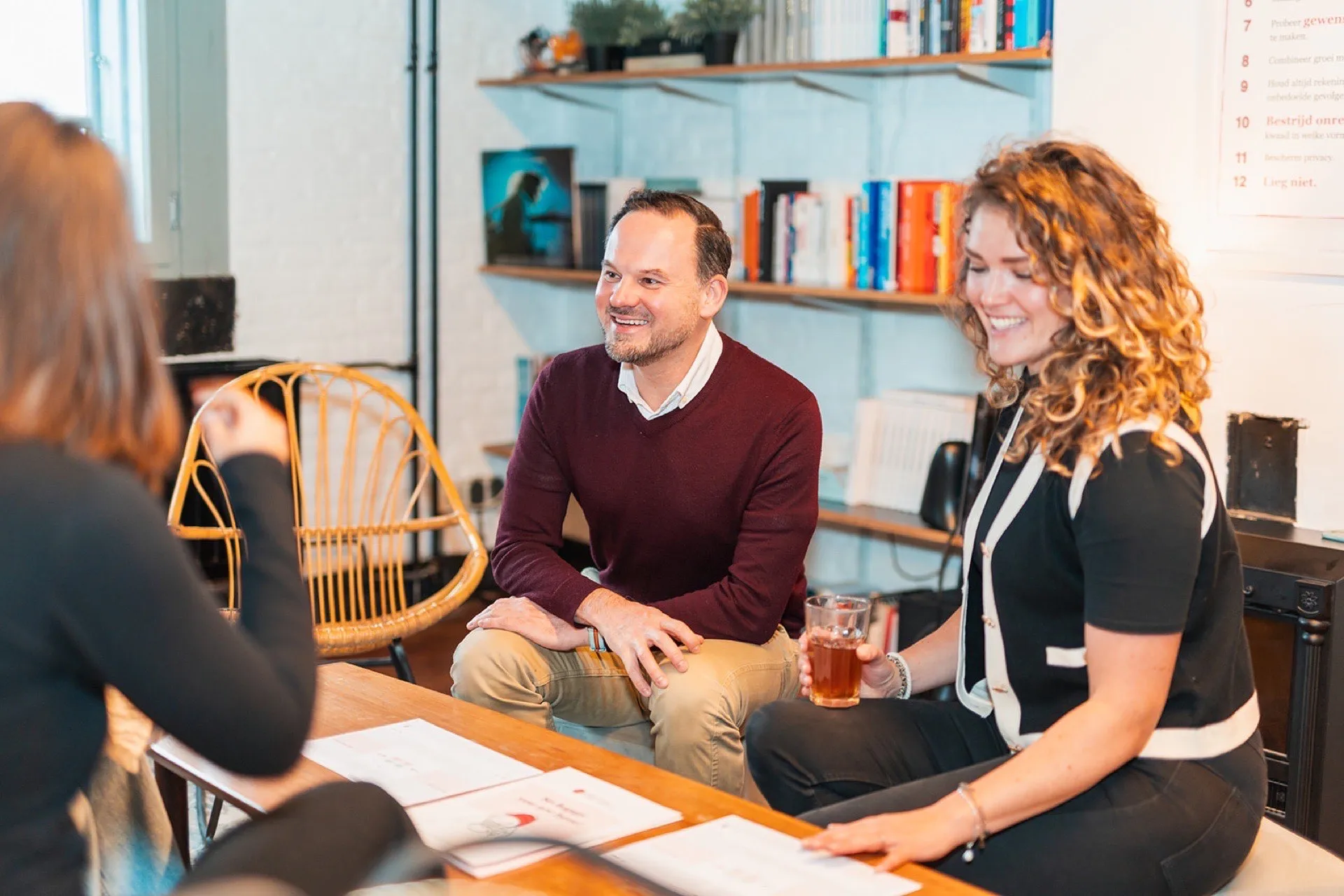 Managers en leidinggevenden werken samen aan het Influence Framework tijdens SUE Behavioural Design training